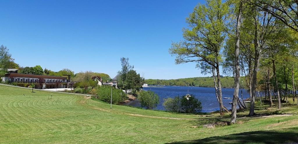 Logis Hotel Du Lac Нёвик Экстерьер фото